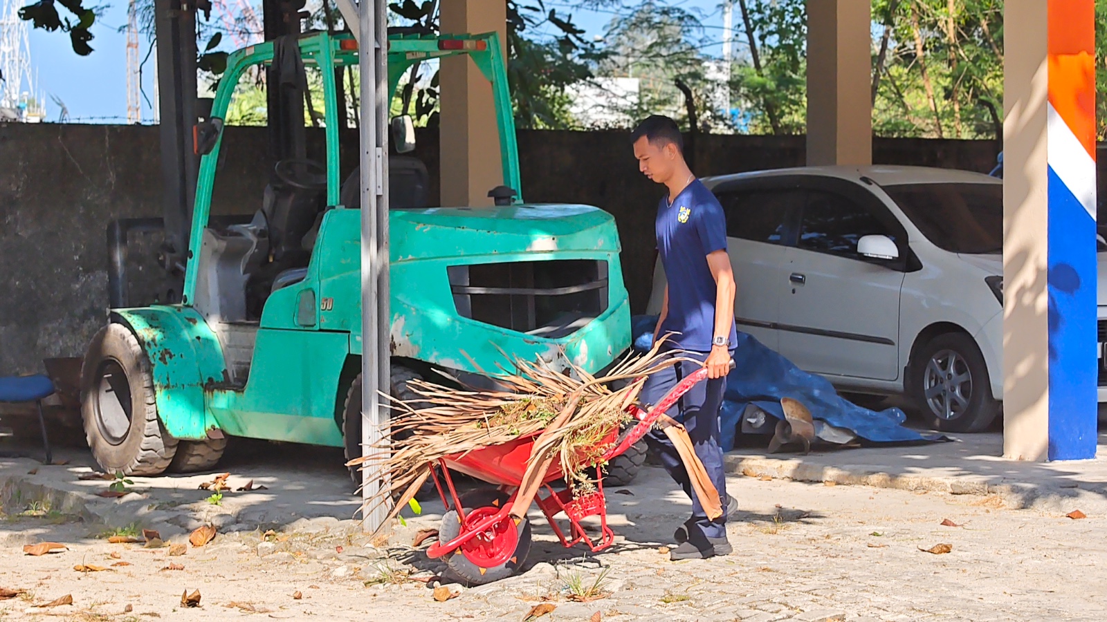 Wujudkan Lingkungan Kerja yang Bersih dan Nyaman, KSOP Kelas IV Tanjung Pandan Laksanakan Kegiatan Kebersihan